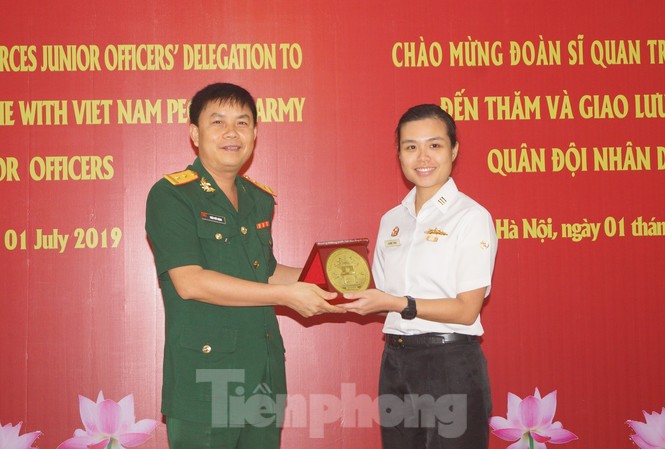 Sĩ quan trẻ Việt Nam - Singapore tăng cơ hội hiểu biết lẫn nhau Trưởng đoàn Sĩ quan trẻ Việt Nam tặng quà lưu niệm cho thành viên đoàn sĩ quan trẻ Singapore sang Việt Nam giao lưu, chiều 1/7