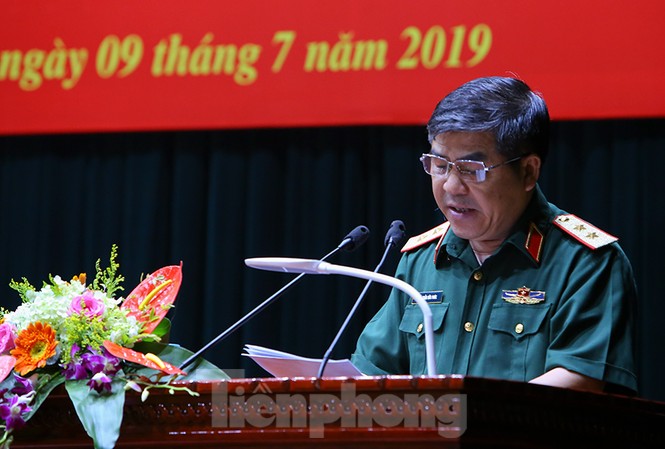 Bị hạ điểm, một thí sinh vẫn đủ tiêu chuẩn theo học trường quân đội Trung tướng Trần Hữu Phúc trả lời báo chí tại họp báo, chiều 9/7. Ảnh: Đức Văn