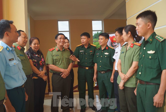 T.Ư Đoàn tặng Bằng khen thanh niên Quân đội và Công an tiêu biểu Lãnh đạo các đơn vị cùng các đại biểu điển hình về dự hội nghị, sáng 26/7