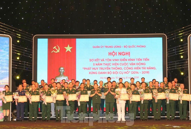 Quân uỷ T.Ư, Bộ Quốc phòng vinh danh điển hình tiên tiến toàn quân Bộ trưởng Bộ Quốc phòng và Chủ nhiệm Tổng cục Chính trị QĐND Việt Nam tặng Bằng khen cho 84 tập thể điển hình tiên tiến toàn quân, sáng 15/8