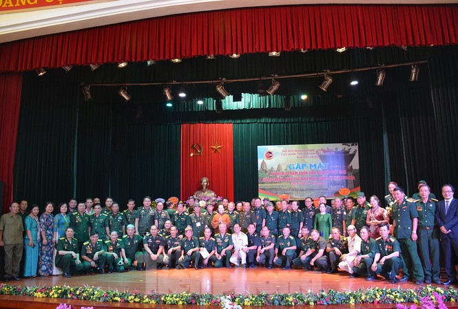 Tình đoàn kết liên minh chiến đấu Việt Nam - Campuchia không thay đổi Các đại biểu về dự lễ kỷ niệm đã cùng nhau ôn lại những kỷ niệm một thời chiến đấu vì chính nghĩa, giúp nước bạn Campuchia