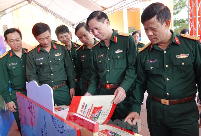 Hơn 1,4 triệu bài thi tìm hiểu về Quân đội ở Quân khu 3 Lãnh đạo Quân khu 3, Ban Thanh niên Quân đội và các đại biểu tham quan các tác phẩm thi tìm hiểu “30 năm Ngày hội Quốc phòng toàn dân, 75 năm Ngày thành lập QĐND Việt Nam”