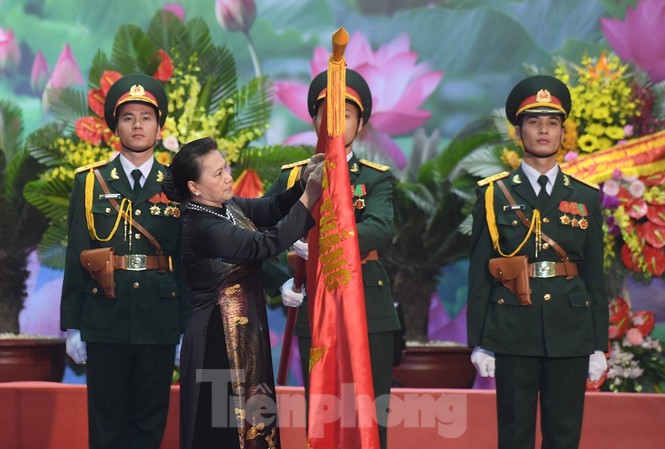 Trao tặng danh hiệu Anh hùng cho Quân tình nguyện và Chuyên gia Việt Nam tại Lào Chủ tịch Quốc hội gắn danh hiệu Anh hùng trao tặng cho Quân tình nguyện và Chuyên gia Việt Nam tại Lào, sáng 29/10