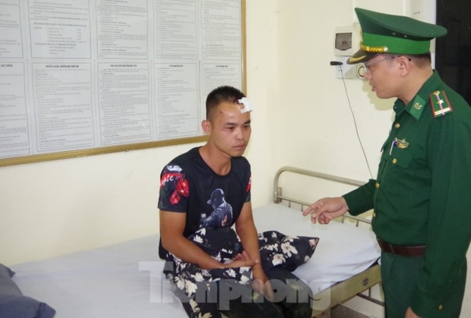 Biên phòng Việt Nam cứu công dân Trung Quốc gặp nạn trên sông biên giới Cán bộ quân y Biên phòng Việt Nam thăm khám sức khỏe nạn nhân Bao Yinchang