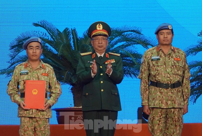 Bệnh viện dã chiến cấp 2 số 2 xuất quân đi gìn giữ hoà bình Thượng tướng Nguyễn Chí Vịnh trao Quyết định của Chủ tịch nước cho BVDC 2.2 đi Nam Sudan gìn giữ hoà bình, sáng 13/11
