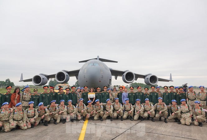 Cận cảnh vận tải cơ C-17A chở bác sĩ mũ nồi xanh Việt Nam sang Nam Sudan Ảnh: Nguyễn Minh