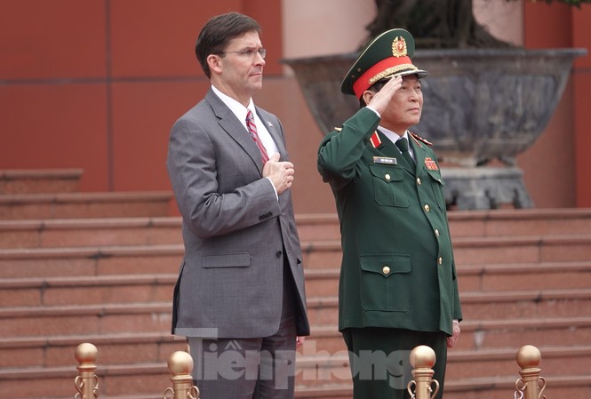 Bộ trưởng Quốc phòng Việt - Mỹ hội kiến tại Hà Nội Bộ trưởng Quốc phòng Việt - Mỹ thực hiện nghi lễ chào cờ tại trụ sở Bộ Quốc phòng Việt Nam, sáng 20/11. Ảnh: Nguyễn Minh
