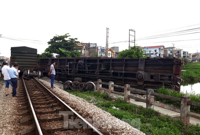 Lộ nguyên nhân vụ tàu trật bánh, lật toa tại Nam Định Đoàn tàu hàng bị lật 1 toa, trật bánh 2 toa tại Nam Định vào ngày 13/5 - Ảnh: Hoàng Long