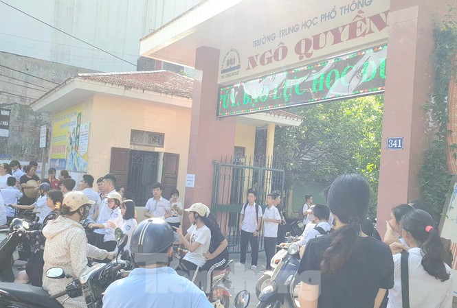 Chiều nay, hơn 18.000 thí sinh Nam Định dự kỳ thi vào lớp 10 công lập Thí sinh đến nhận phòng, nghe quy chế dự thi lớp 10 công lập tại Nam Định - Ảnh: Hoàng Long
