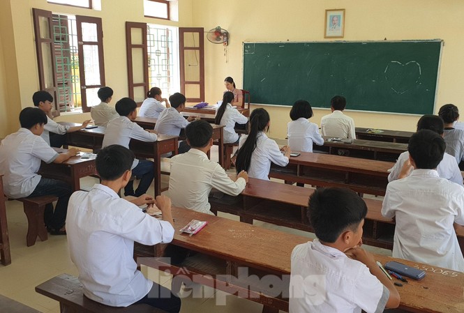 Cuộc đua lớp 10 công lập, thí sinh Hà Nam chịu áp lực ra sao? Thí sinh Hà Nam nhận phòng và nghe quy chế thi vào sáng 10/6 - Ảnh: Hoàng Long
