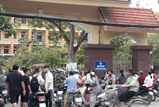 Xuất hiện bảng điểm giả kỳ thi lớp 10 công lập ở Thái Bình Phụ huynh và học sinh tập trung ở các trường THPT để "đợi" điểm - Ảnh: Hoàng Long