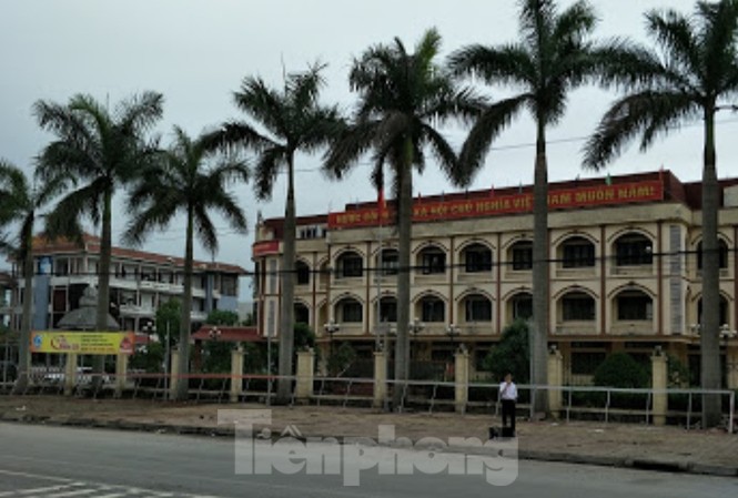 Cán bộ phòng Nội vụ tử vong ở trụ sở với vết cứa trên cổ Trụ sở UBND huyện Đông Hưng, nơi phát hiện cán bộ tử vong tại phòng làm việc - Ảnh: Hoàng Long