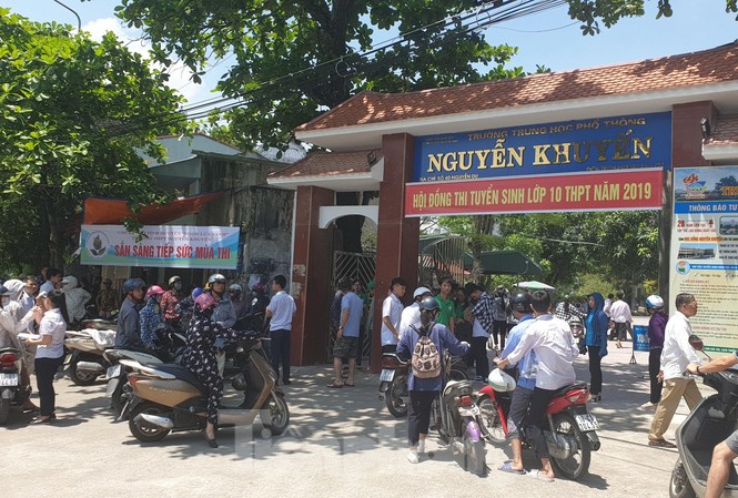 Thí sinh muốn được xét tuyển đợt 2 vào lớp 10 công lập Nam Định phải làm gì? Thí sinh và phụ huynh Nam Định đến các trường xem kết quả thi vào lớp 10 công lập - Ảnh: Hoàng Long
