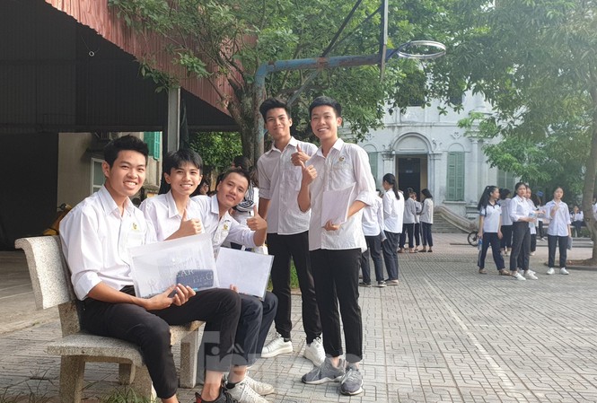 Được 'giám sát đặc biệt', Nam Định vẫn có 8/9 bài thi Ngữ văn đạt điểm cao nhất Thí sinh tại điểm thi THPT Nguyễn Khuyến (tỉnh Nam Định) phấn khởi vì làm được bài thi môn Ngữ văn - Ảnh: Hoàng Long
