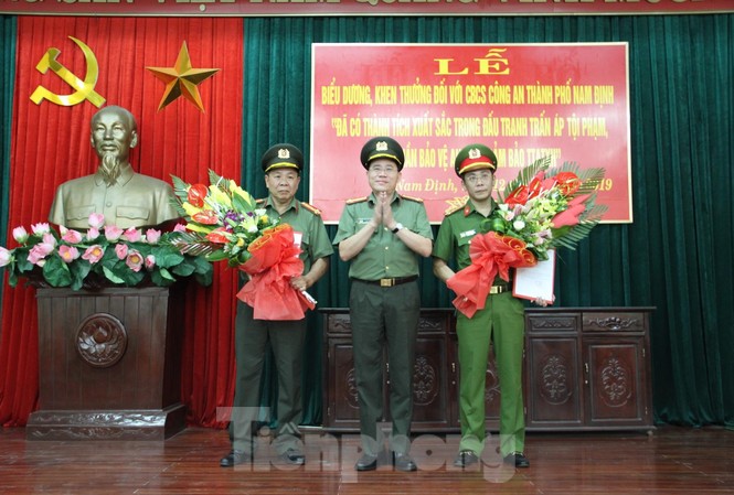 Bắt 'nóng' thợ cơ khí cắt trộm dây trung tính của 13 trạm biến áp tại Nam Định Giám đốc Công an tỉnh Nam Định khen thưởng phá án nhanh vụ cắt cáp trung tính trạm biến thế - Ảnh: Hoàng Long