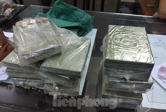 Cựu giáo viên bị bắt quả tang khi vận chuyển 15 bánh heroin Cựu giáo viên bị bắt quả tang khi vận chuyển 15 bánh heroin