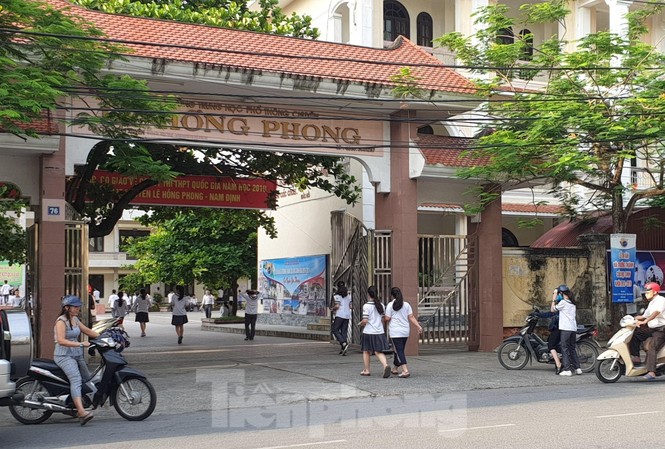THPT chuyên Lê Hồng Phong giữ phong độ khi có điểm chuẩn cao chót vót Trường THPT Lê Hồng Phong đỗ tốt nghiệp 100% và có phổ điểm đạt 8 điểm/môn theo khối khi - Ảnh: Hoàng Long