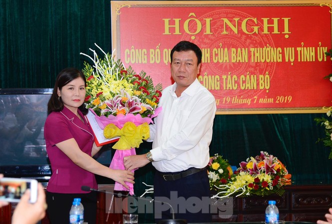 Bí thư Tỉnh đoàn Nam Định được phân công làm Bí thư huyện uỷ Bí thư Tỉnh uỷ Nam Định chúc mừng Bí thư Tỉnh Đoàn nhận nhiệm vụ mới - Ảnh: Hoàng Long