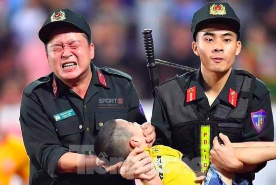 Khen thưởng chiến sỹ chịu đau cứu cháu bé được cư dân mạng tôn vinh Chiến sỹ cảnh sát cơ động nghiến răng chịu đau để tránh cháu bé cắn vào lưỡi - Ảnh: Hoàng Long