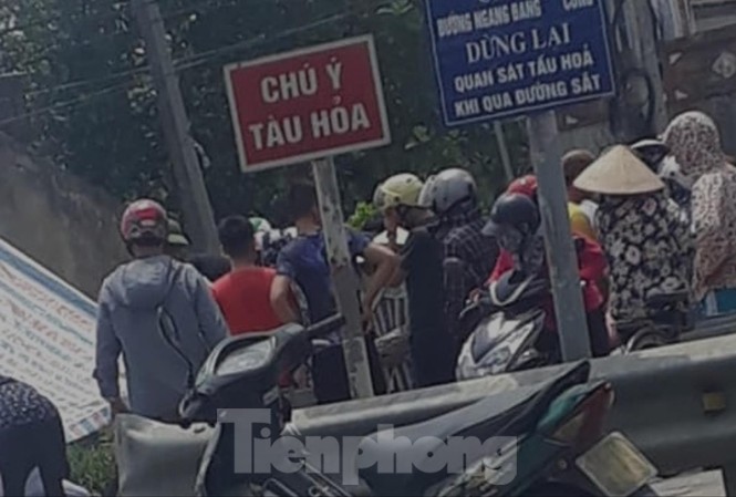 Bất cẩn khi vượt đường sắt, một phụ nữ bị tàu đâm tử vong Hiện trường vụ tai nạn đường sắt khiến một phụ nữ tử vong - Ảnh: Hoàng Long
