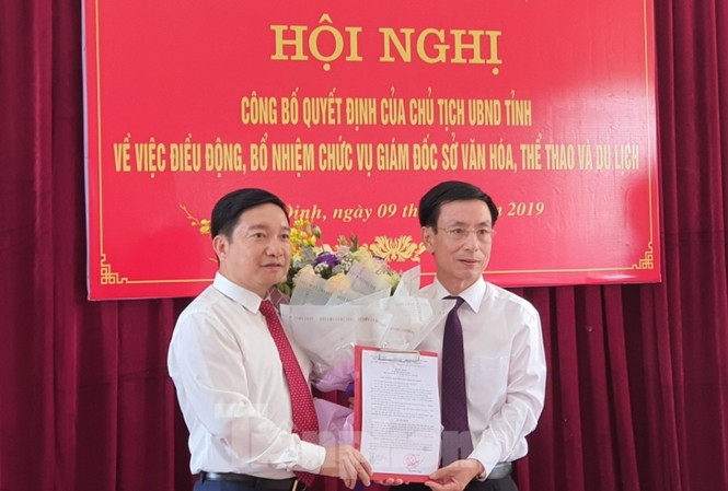 Nam Định bổ nhiệm Giám đốc Sở Văn hoá - Thể thao và Du lịch Chủ tịch UBND tỉnh Nam Định (bên phải) công bố quyết định bổ nhiệm Giám đốc Sở VH-TT và DL - Ảnh: Hoàng Long