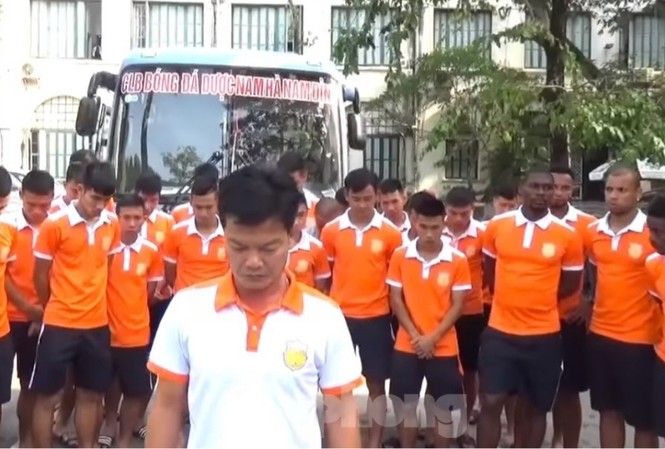 Lãnh đạo đội bóng Nam Định xin lỗi nạn nhân, CĐV cả nước về sự cố pháo sáng Cầu thủ đội Dược Nam Hà- Nam Định cúi đầu xin lỗi người hâm mộ cả nước - Ảnh: Hoàng Long