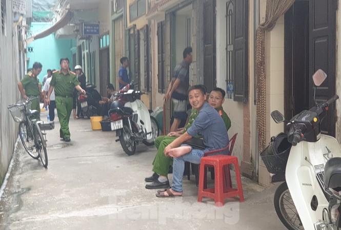 Cháy nhà, một cụ bà tử vong Công an Nam Định điều tra hiện trường vụ cháy - Ảnh: Hoàng Long