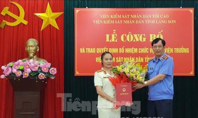 Bổ nhiệm Phó viện trưởng VKSND tỉnh Lạng Sơn Bà Liễu (bìa trái) nhận hoa chúc mừng của lãnh đạo VKSND tối cao .Ảnh: LS