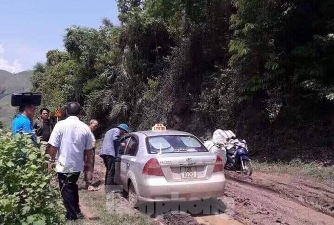 Hành trình vây bắt 3 nghi phạm nước ngoài sát hại tài xế taxi ở Lạng Sơn Lực lượng chức năng đang khám nghiệm hiên trường sau khi tiếp nhận thông tin từ nhân dân .Ảnh: TL