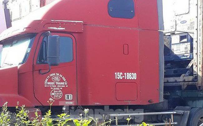 Tài xế xe container chết bất thường trong ca bin ở cửa khẩu Cao Bằng Cánh lái xe phát hiện trên cabin xe container đã tử vong từ lâu .Ảnh: TL