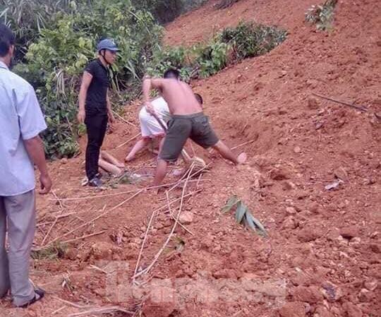 Giải cứu người đàn ông bị hàng chục m3 đất vùi lấp ở Lạng Sơn Thanh niên và người dân tham gia cứu người .Ảnh: TL