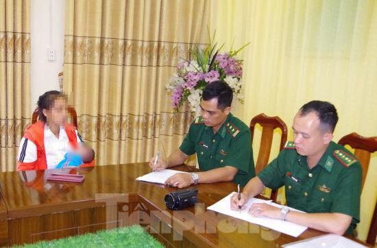 Túng tiền, mẹ mang con sơ sinh bán qua biên giới Bà L (bìa trái) khai do túng tiền nên bán con. Ảnh: Vy Thượng