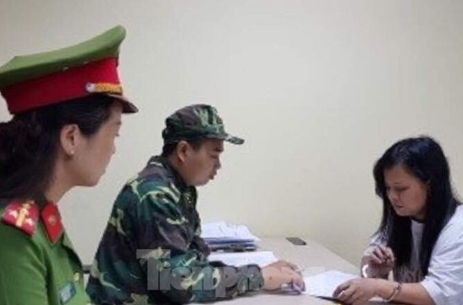 Lạng Sơn: Tin bạn facebook, 2 cô gái trẻ bị bán sang Trung Quốc Đối tượng Liên (bìa phải) bước đầu khai nhận hành vi phạm pháp của mình .Ảnh Việt Dũng