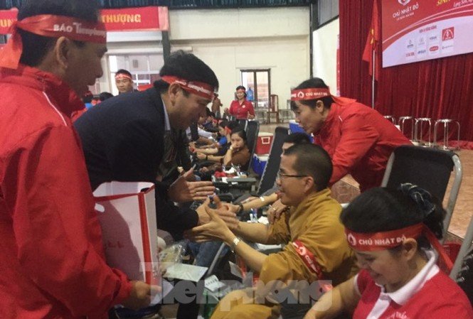 Sắc đỏ nơi biên cương xứ Lạng Phó chủ tịch tỉnh Lạng Sơn Nguyễn Long Hải (giữa) động viên người hiến máu .Ảnh: Duy Chiến