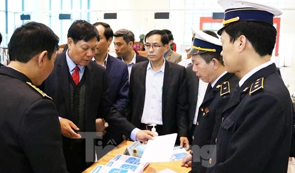 Thứ trưởng Bộ Y tế kiểm tra công tác phòng, chống dịch viêm phổi cấp ở biên giới Thứ trưởng Bộ Y tế kiểm tra công tác phòng dịch tại cửa khẩu quốc tế Hữu Nghị .Ảnh: M. Thu