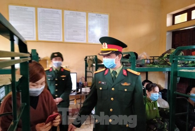 Cận cảnh sinh hoạt trong khu vực cách ly phòng chống corona của Quân đội Chính ủy Bộ CHQS tỉnh thăm hỏi công dân đang cách ly tại đơn vị - Ảnh: Dương Nguyên.
