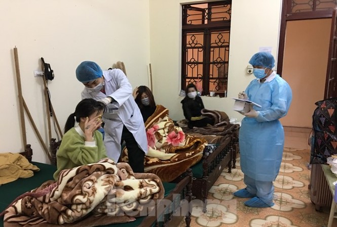 Công việc thầm lặng của các chiến sỹ áo trắng ở khu cách ly phòng dịch nCov Lực lượng y tế tại Trường Quân sự làm việc thâu đếm để tiếp nhận, sơ khám công dân đến cách ly. Ảnh: Duy Chiến