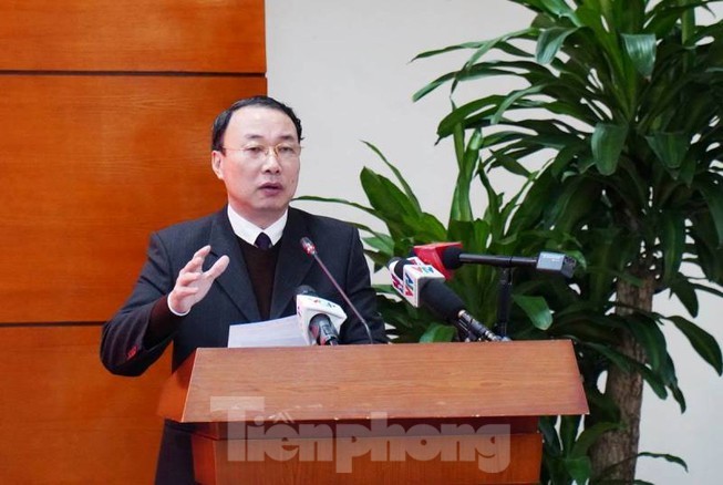 Trang bị đồ bảo hộ cho lái xe hàng xuất khẩu thay vì phải cách ly 14 ngày Phó chủ tịch tỉnh Lạng Sơn Nguyễn Công Trưởng nêu ý kiến về việc đề xuất cho lái xe mặc đồ bảo hộ thay vì phải cách ly. Ảnh: K. Lực