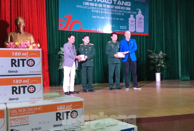 Chung tay đẩy lùi bệnh dịch Covid-19 nơi địa đầu Tổ quốc Lực lượng Biên phòng, Quân đội tỉnh Lạng Sơn nhận 2000 sản phẩm phòng chống dịch của Công ty Sinh Việt- Akino (Hà Nội) trao tặng .Ảnh: Duy Chiến
