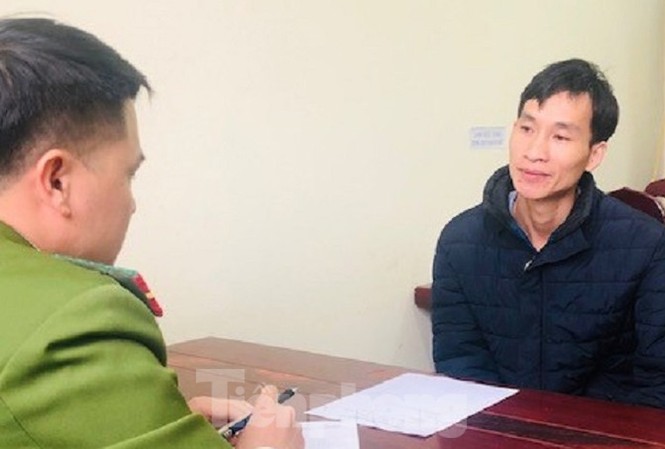 Hàn gắn tình cảm không xong, chồng vung dao chém vợ rồi uống thuốc sâu tự tử Đối tượng Đội (bìa phải) khai nhận hành vi tại cơ quan công an .Ảnh: Minh Anh