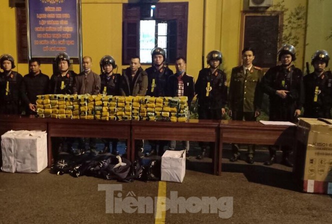 Triệt phá đường dây ma túy, thu gần nửa tấn heroin Tại nhà ở và "tổng kho" ma túy ở huyện Chương Mỹ, Hà Nội, lực lượng công an đã bắt giữ 3 đối tượng và 200 kg ma túy đá .Ảnh: Duy Chiến