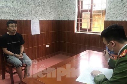 Bắt gã đàn ông tinh quái tráo điện thoại 'cũ lấy mới' nhanh như chớp Đối tượng Quý (bìa trái) khai nhận hành vi tại cơ quan điều tra .Ảnh: H. Mỹ