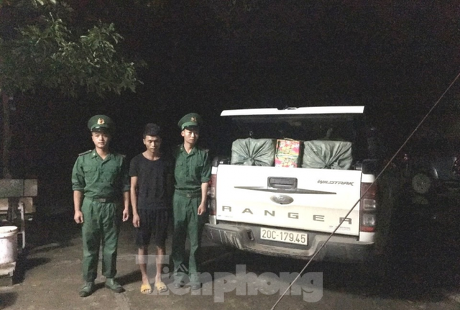 Bắt gần 400kg pháo nổ trên xe ô tô tải ở biên giới Đối tượng Dương (giữa) bị bắt quả tang vận chuyển hàng trăm kg pháo nổ trên xe ô tô tải .Ảnh: CB