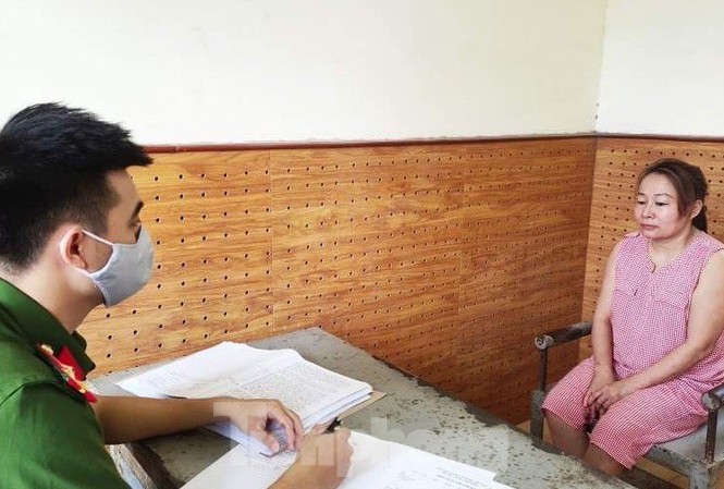 Phá ổ mại dâm trong quán massage "Nữ quái" Nhường (bìa phải) khai nhận hành vi tại cơ quan công an .Ảnh: H. Thơ