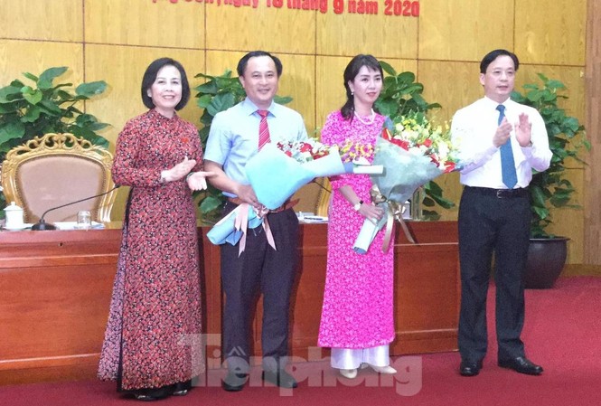 Bầu 2 phó chủ tịch UBND tỉnh Lạng Sơn Hai tân Phó chủ tịch tỉnh Lạng Sơn (giữa) nhận hoa chúc mừng của lãnh đạo tỉnh .Ảnh: Duy Chiến
