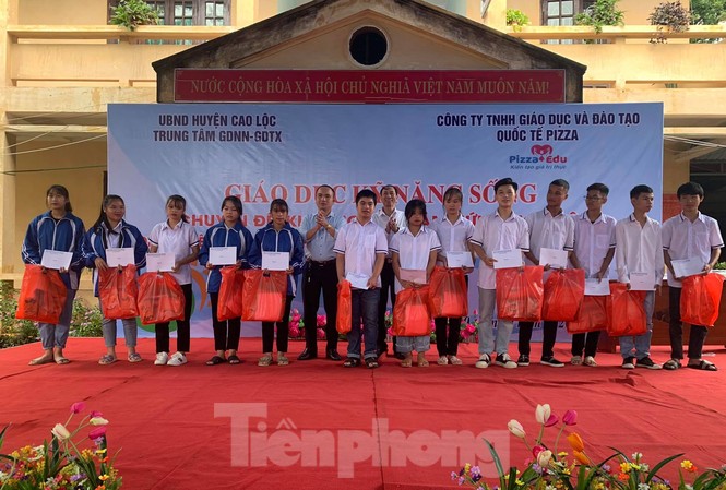 Tiếp sức học trò nghèo Lạng Sơn đến trường 15 học sinh nghèo ở huyện Cao Lộc nhận quà của báo Tiền Phong và Cty Cường Quốc (Lạng Sơn). Ảnh: Duy Chiến