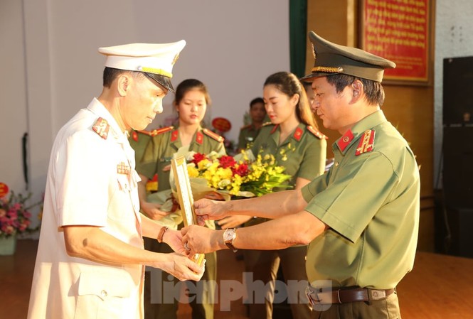 Đại tá Nguyễn Minh Tuấn làm Phó Giám đốc công an tỉnh Lạng Sơn Đại tá Nguyễn Minh Tuấn (bìa trái) nhận Quyết định bổ nhiệm chức vụ Phó giám đốc công an Lạng Sơn .Ảnh: Duy Chiến