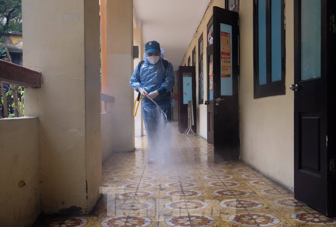 Cận cảnh các trường học Hà Nội khẩn trương khử khuẩn sẵn sàng đón học sinh Phun khử khuẩn tại trường Tiểu học Tràng An