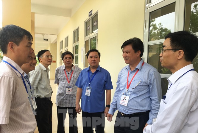 Những điều bất ngờ ở nơi chấm thi có số thí sinh đông nhất cả nước Thứ trưởng Bộ GD&ĐT Nguyễn Hữu Độ kiểm tra công tác chấm thi tự luận của Hà Nội