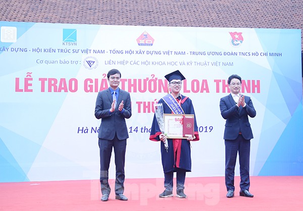 39 đồ án của sinh viên được trao giải tại giải thưởng Loa Thành 2019 Anh Bùi Quang Huy, Bí thư BCH Trung ương Đoàn, Chủ tịch Trung ương Hội Sinh viên Việt Nam (bên trái) và đại diện BTC trao quà cho các sinh viên có đồ án tốt nghiệp xuất sắc.